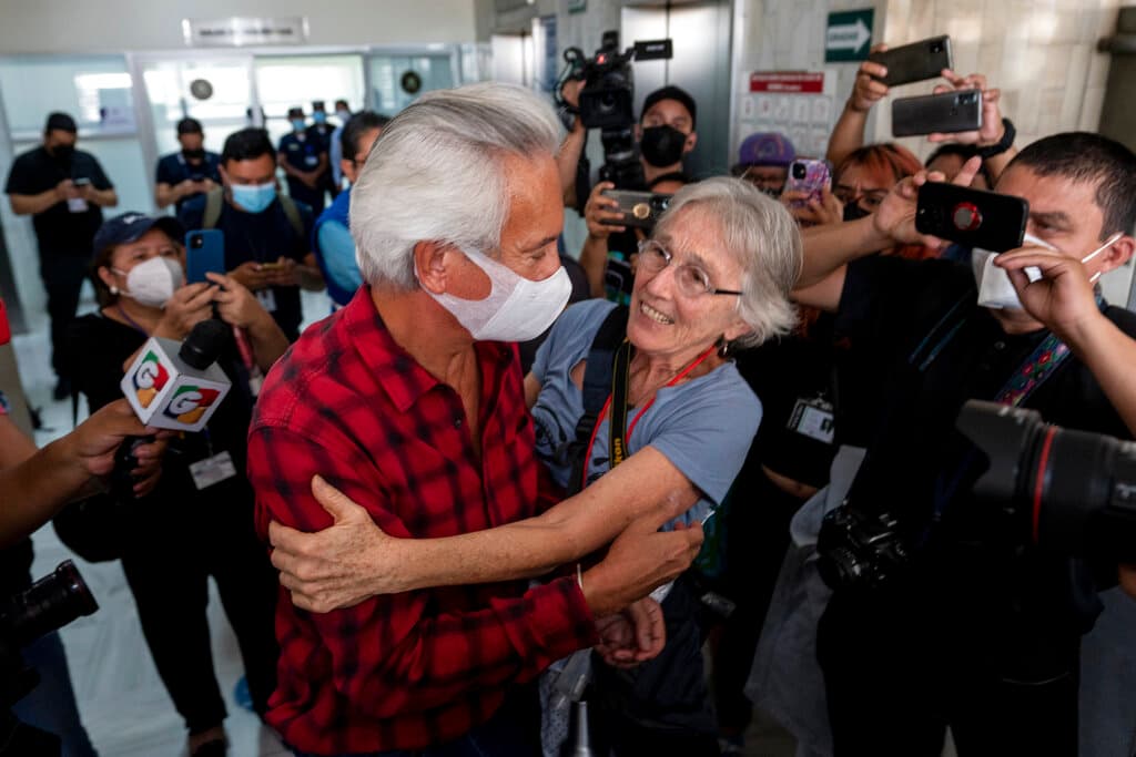 <b>La condena internacional</b> a la detención de Zamora también fue rotunda. Hasta el secretario general de la 
<b>ONU</b>, António Guterres, dijo estar "preocupado" por este hecho, así como por las acciones del Gobierno guatemalteco contra sus propios funcionarios de justicia. 
<b>Estados Unidos y la Unión Europea </b>pidieron que se respete el debido proceso y se garantice la seguridad del periodista, al tiempo que expresaron su preocupación por la libertad de prensa en Guatemala.