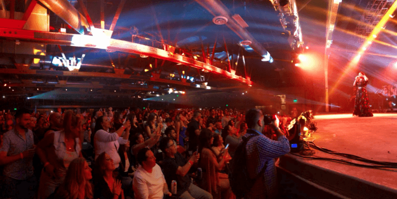 El jueves 23, llegó a Denver, Colorado para cantar en el Paramount Theatre. El viernes 24, continuó en The Van Buren, en Phoenix, ciudad en la que residió parte de su adolescencia y cerró con broche de oro, el domingo 26, con una presentación en The Plaza Theater, de El Paso, Texas, donde se dieron cita cientos de seguidores para disfrutar de su espectáculo en el que interpretó los temas ide su exitoso álbum 'Primera Fila'.