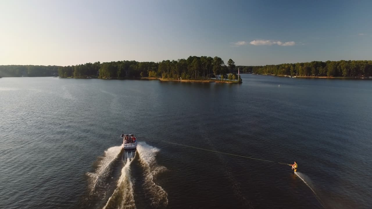 <b>Lake Oconee (Greensboro)</b>
<br>
<b>Sitio web</b>: 
<a href="https://www.greenecountyga.gov/654/Lake-Oconee-Area">https://www.greenecountyga.gov/654/Lake-Oconee-Area</a> 
<br>
<b><a href="https://goo.gl/maps/nZSiMT4MuCLCFXYFA">Cómo llegar</a> </b>
<br>
<br>Ubicado en el centro de Georgia en el río Oconee, cerca de Greensboro y Eatonton, el lago Oconee ofrece una belleza deslumbrante dentro de un viaje de un día desde Atlanta, a menos de 90 minutos en auto. Aquí se puede disfrutar de pesca, paseos en bote, wakeboard, kayak y otros deportes acuáticos, y al estar bordeado por el Bosque Nacional Oconee, las vistas son especialmente pintorescas. Aquí encontrarás muchos hoteles, resorts y casas de alquiler para vacaciones, junto con áreas de picnic, restaurantes, tiendas de regalos y lugares para alquilar embarcaciones, equipos de pesca y bicicletas, entre otras atracciones.