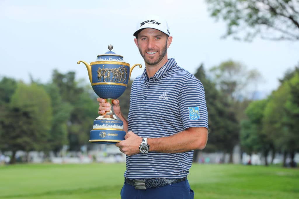 Dustin Johnson posa con el trofeo, uno de los más hermosos y originales que otorgan los torneos del PGA Tour en todo el mundo.