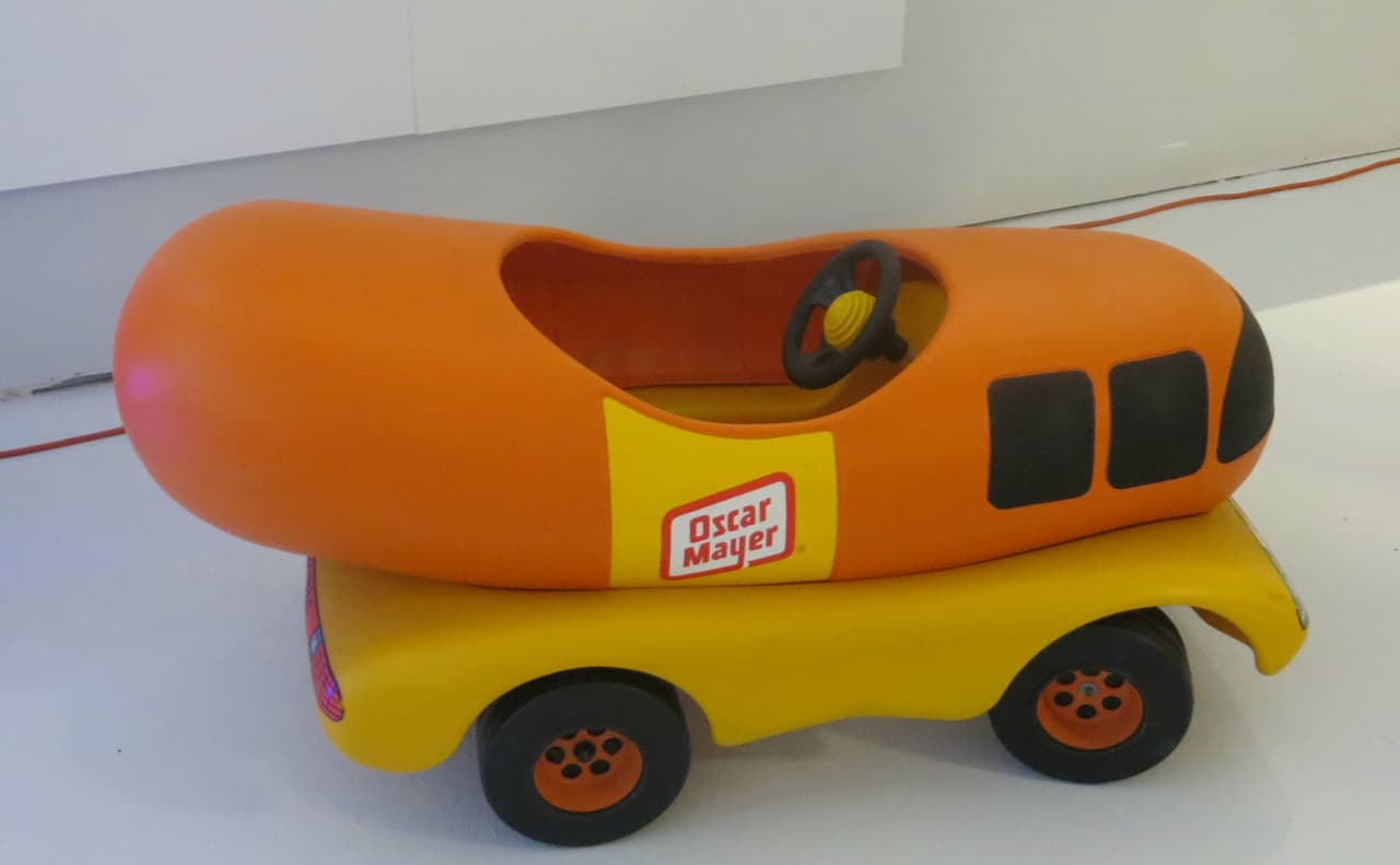 El museo es gratis y está abierto de miércoles a viernes de 11 am a 7 pm y sábados y domingos de 11 am a 6 pm. Está localizado en el 109 N Dearbon en el segundo piso del edificio Block 37.