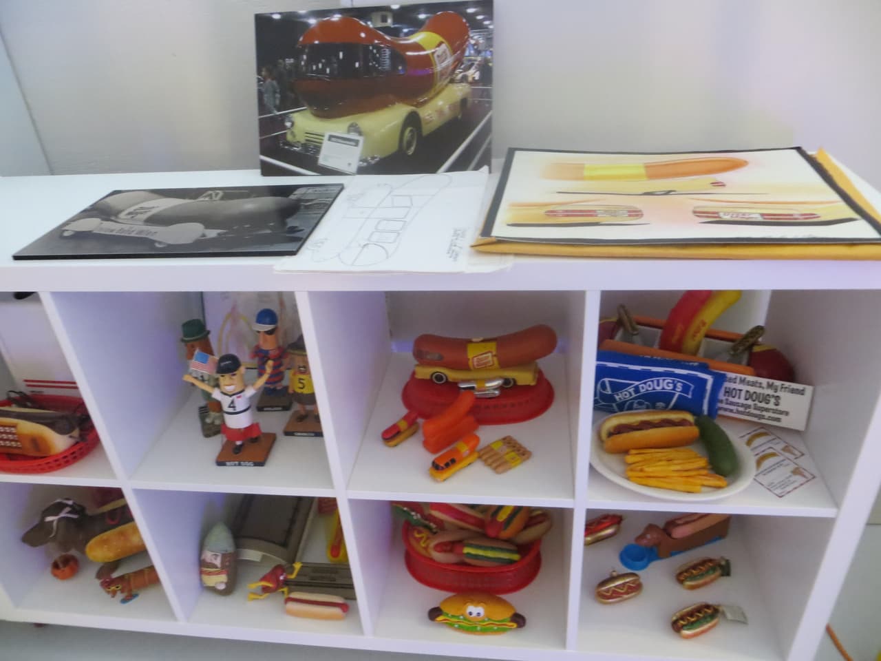 Cuenta con memorabilia del famoso restaurante Hot Doug en Chicago y otros objetos relacionados con la historia del hot dog.