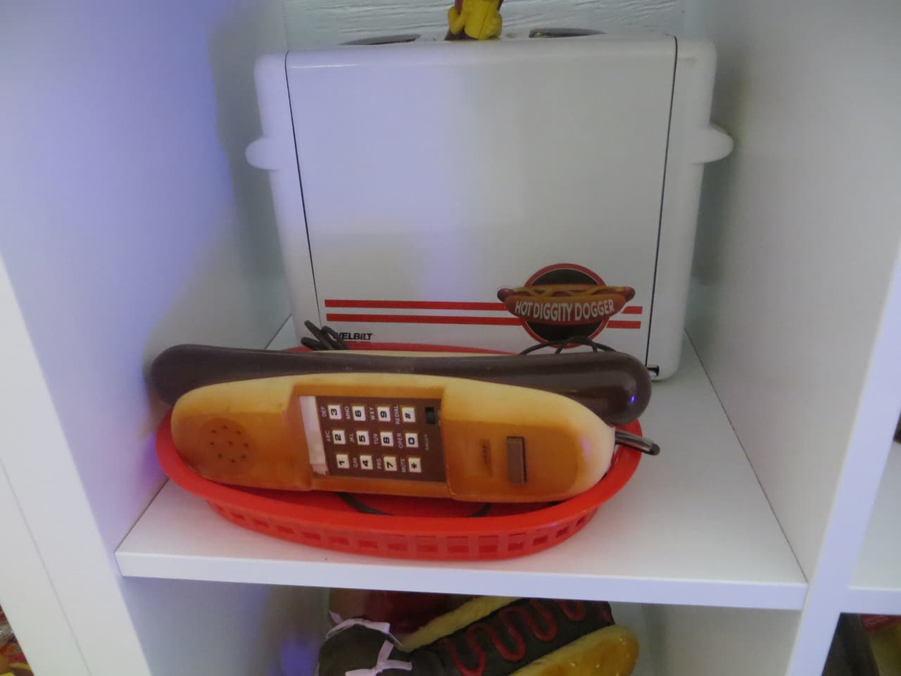 Los objetos de arte están inspirados en los hot dogs o lo incorporan en su diseño.