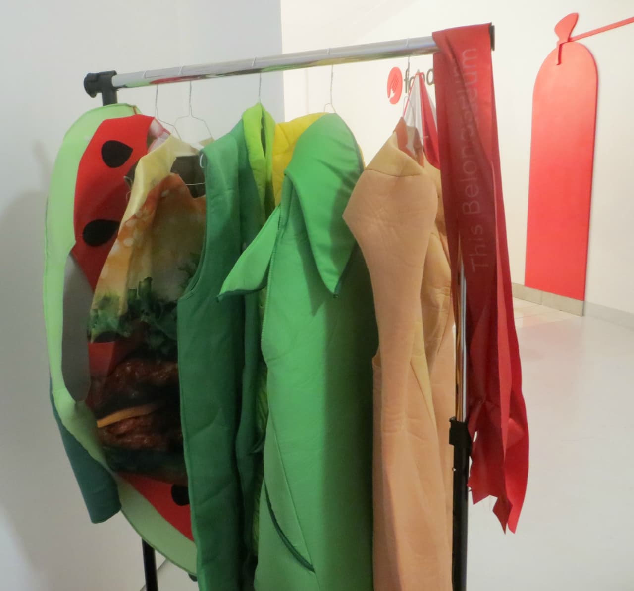 Para hacer la experiencia más interactiva, los asistentes también pueden disfrazarse de los distintos elementos que integran el hot dog y otras comidas rápidas.