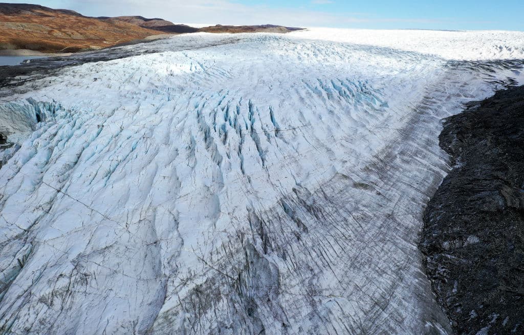 Vista aérea del glaciar Russell en retirada el 09 de septiembre de 2021 cerca de Kangerlussuaq, Groenlandia. 2021 fue uno de los mayores años de deshielo en Groenlandia de la historia.