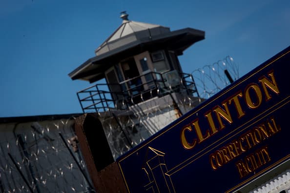 Las autoridades han anunciado una recompensa de 50.000 dólares en cada caso para quien dé cualquier información que lleve a la detención de los dos fugado, y han habilitado líneas telefónicas especiales para canalizar la información.