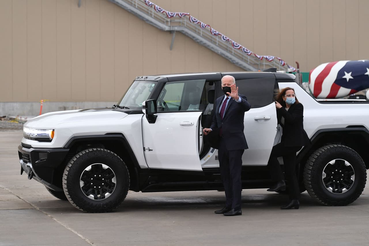 En fotos: Joe Biden a bordo de la GMC Hummer EV 2022