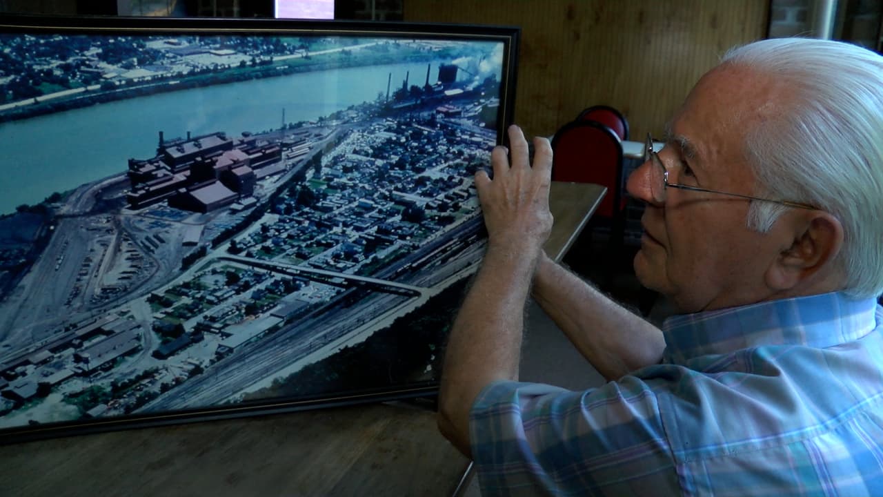 Ross muestra una fotografía antigua del barrio Aliquippa Oeste