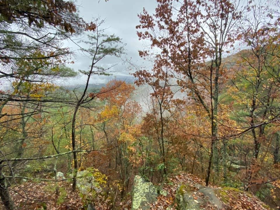 <b><a href="https://gastateparks.org/FortMountain" target="_blank">El parque está en el 181 de Fort Mountain Park Road, en Chatsworth.</a></b>