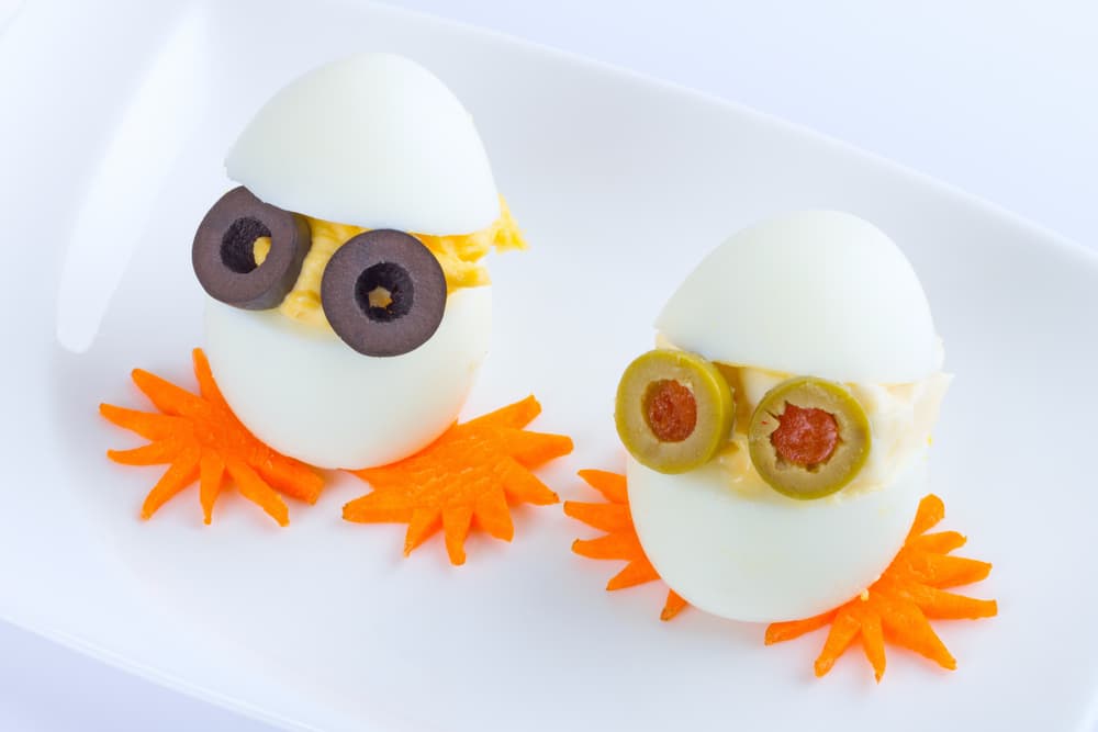 Si tu hijo prefiere los huevos cocidos, entonces dale tu toque con una figura muy divertida como estos pollitos que solo llevan unas aceitunas y las patitas las puedes hacer con zanahoria o también puedes hacerlas con queso.