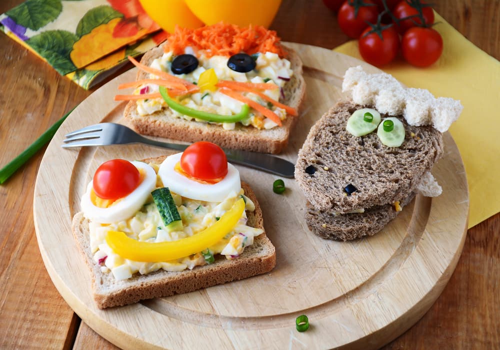 En los emparedados puedes hacer diferentes figuras ya sea de caritas o de algunos animales. Todos ellos se ven muy divertidos y por lo tanto se los va a querer comer enseguida. Además es la oportunidad de que incluyas vegetales que también enriquezcan su salud.