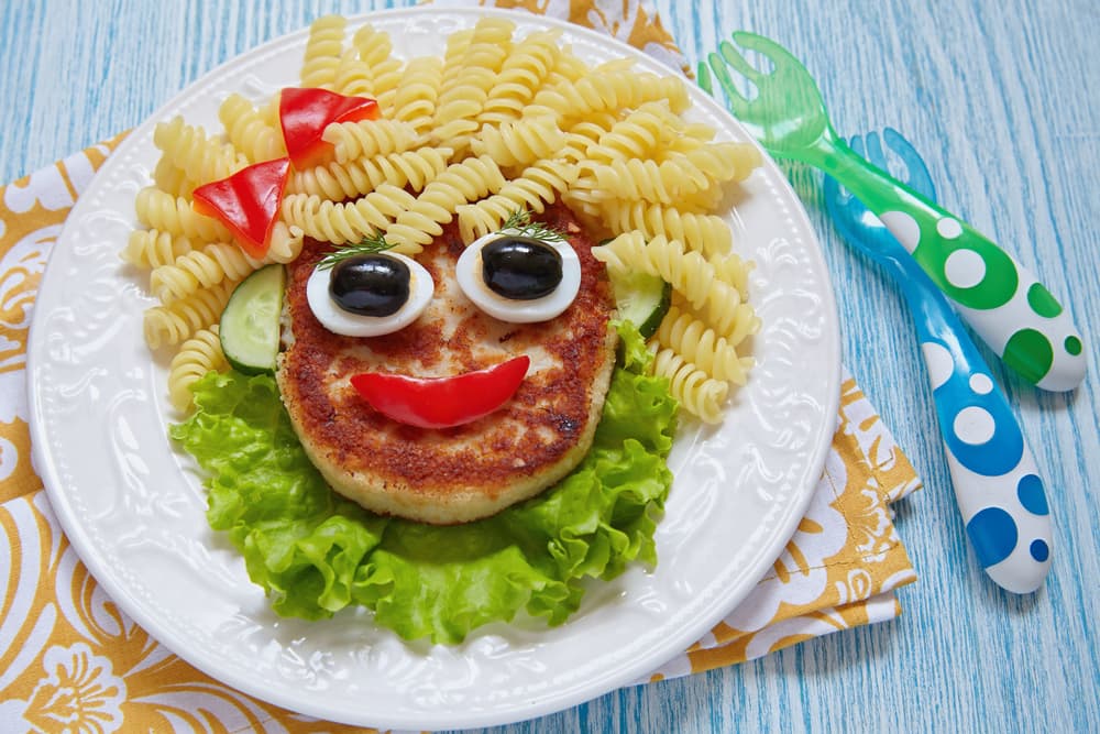 Si quieres prepararle un luch más completo, puedes hacerle una torta española y agregarle pasta, lechuga y otros vegetales. En ti esta la creatividad que le quieras poner para que tus hijos se lo coman con más gusto. Aquí se muestra una carita muy divertida y facilísima de hacer. ¡Inténtalo!