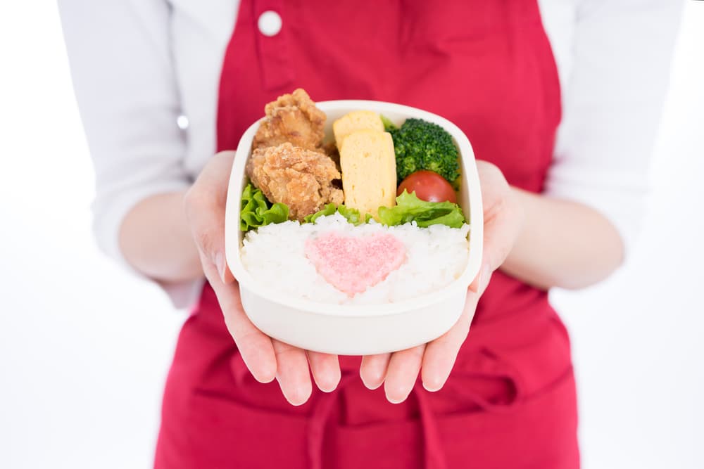 Otra idea es que la yema la cocines en forma de corazón y se la agregues a todo el luch en el que ya le incluyas más alimentos saludables.