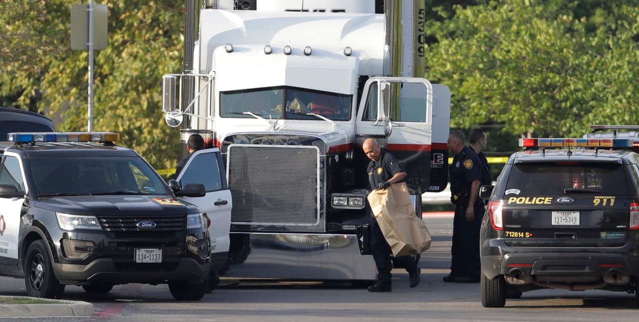 Las autoridades recolectaron evidencia en el tráiler, aún estacionado en Walmart de San Antonio, Texas.