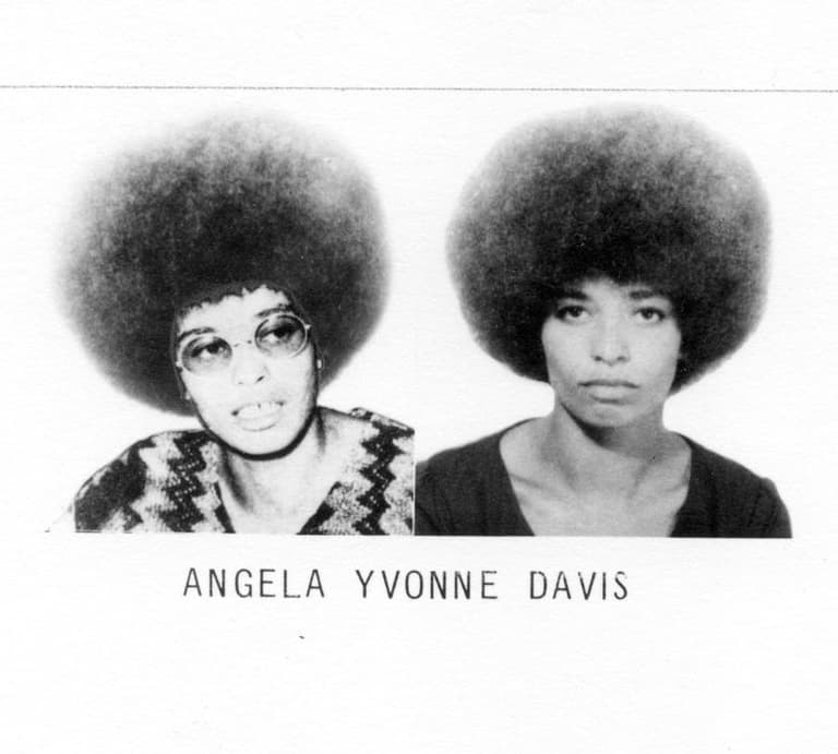 <h3 class="cms-H3-H3">Angela Yvonne Davis</h3>
<br>
<br>El 13 de enero de 1970, 
<b><a href="https://www.fbi.gov/wanted/topten/topten-history/hires_images/FBI-309-AngelaYvonneDavis.jpg/view" target="_blank">la tercera mujer en aparecer en la lista de los más buscados</a> </b>de la agencia fue arrestada en una habitación de un motel en Nueva York.
