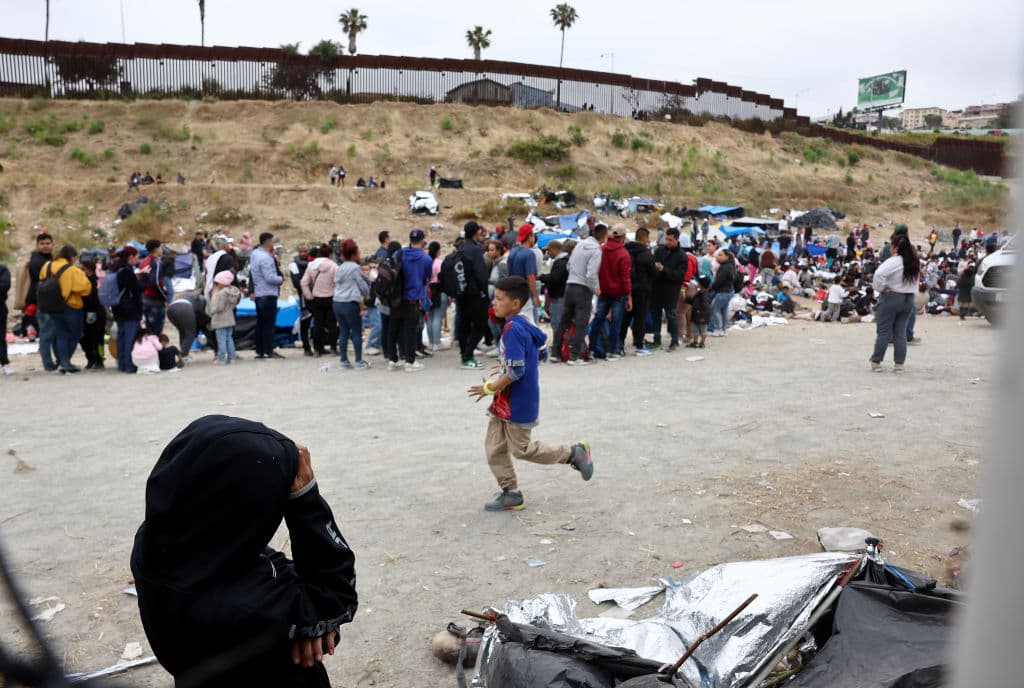 EEUU pone fin a tres años del Título 42, pero ahora los migrantes enfrentan nuevas restricciones en la frontera
