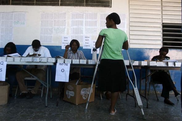 "Antes (estos trámites) se hacían en otra parte, pero como no había policías, terminaba en empujones. Para ir más rápido, y dado que la elección se acerca, lo esencial se ha hecho aquí", precisa el policía Clarel Jabouin.