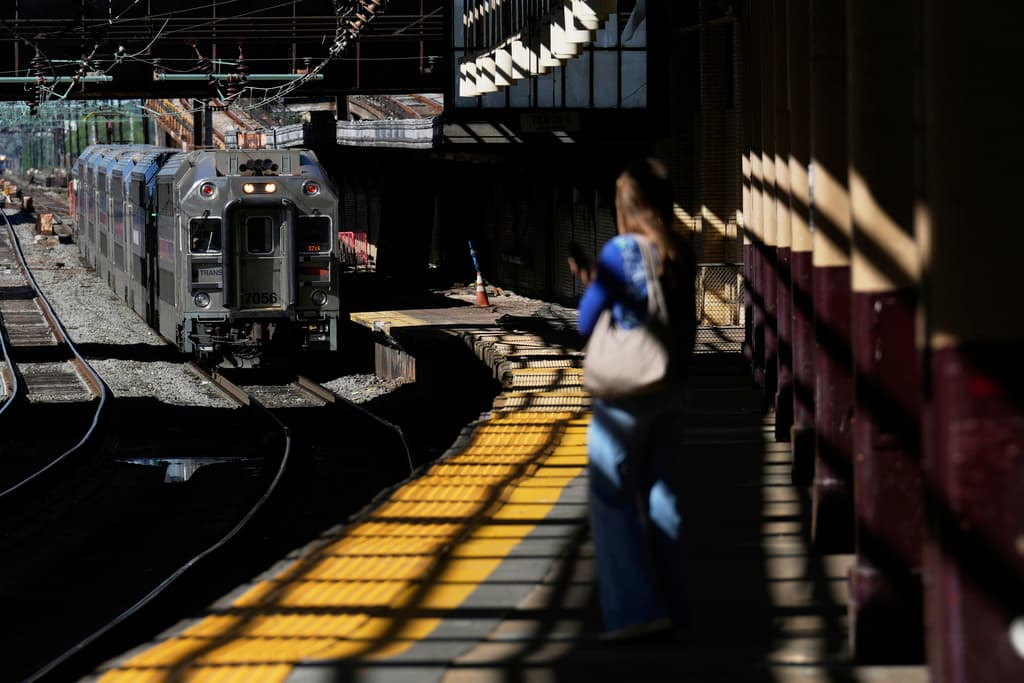 La suspensión del servicio afectó particularmente a los trabajadores que realizan viajes interurbanos y a los pasajeros que utilizan el aeropuerto.