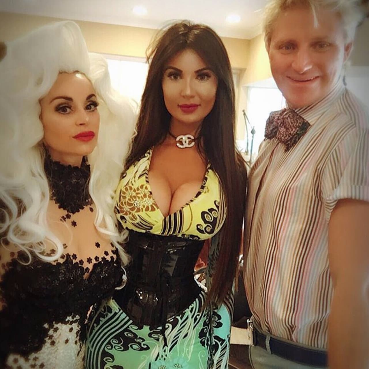 Al parecer, el nombre será 'The Plastics of Hollywood'. Aquí está con los host del show, Patrik Simpson y Marcela Iglesias.