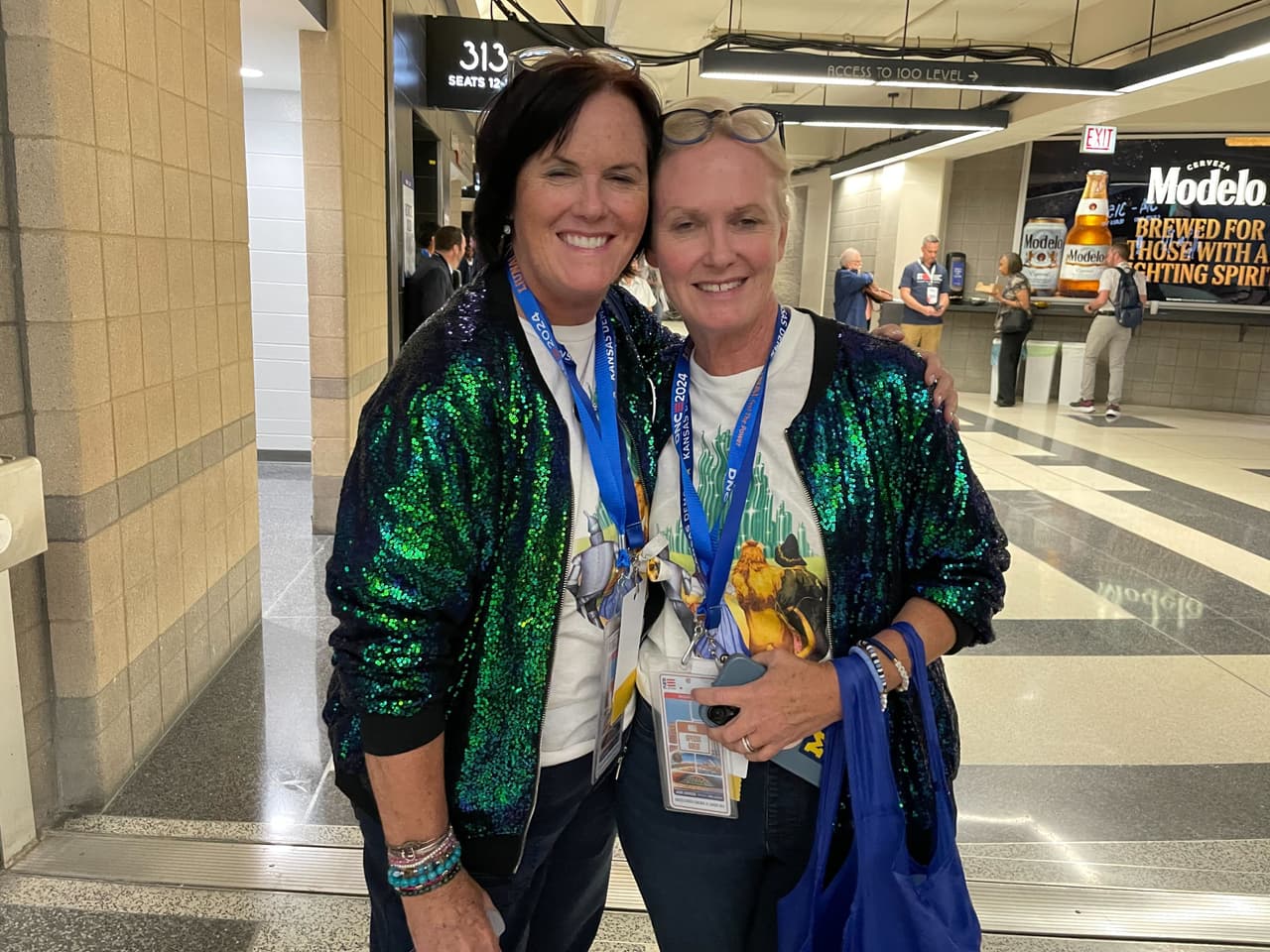 Otras asistentes también usaron chaquetas brillantes.