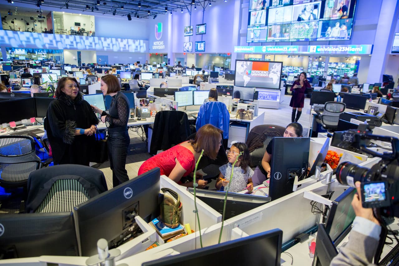 La nueva presentadora del noticiero estuvo acompañada por su hija Anna, con quien recorrió la redacción y saludó a sus compañeros.