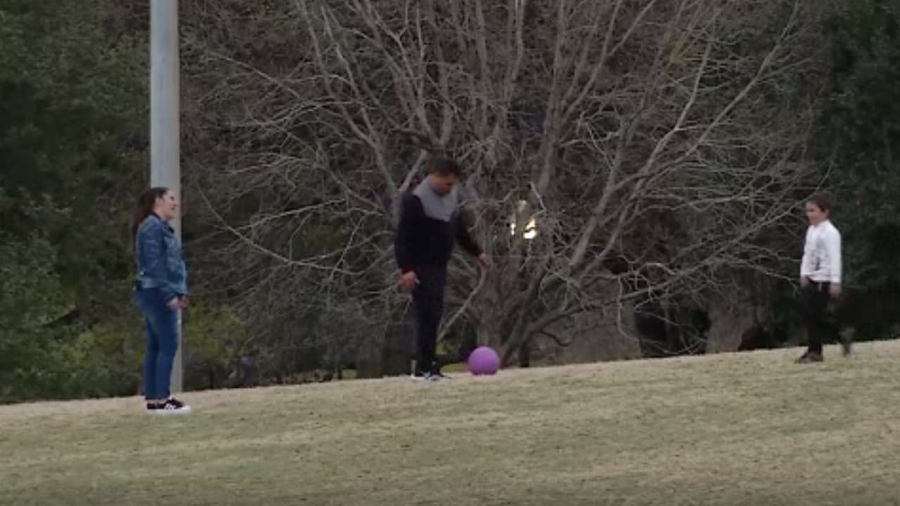 María Valero y su familia planeaban viajar a San Antonio, sin embargo el alto precio de la gasolina no se los permitió: "La gasolina está muy cara, mejor gastarlo en Houston”, dijo a
<b>Univision 45 </b>la madre hispana.