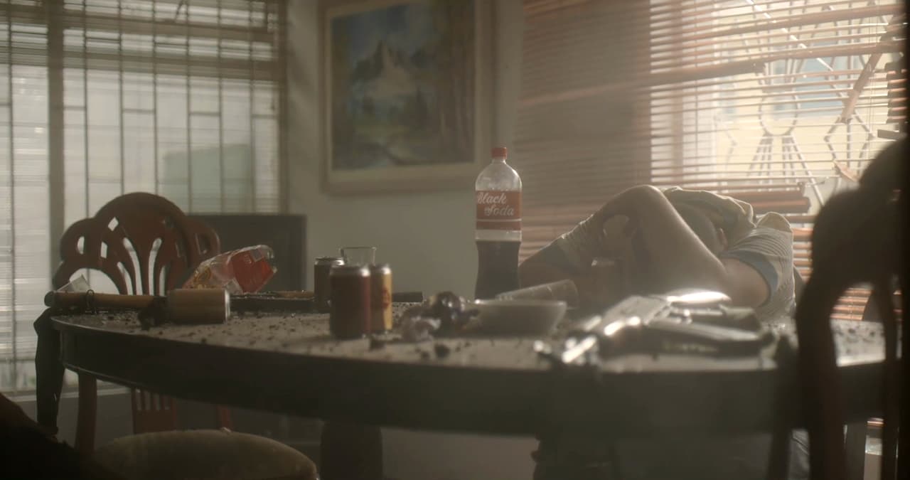 ‘El Chapo’ junto a Toño, Ismael y el ‘Macho Prieto’ visitaron la casa donde sus hombres habían sido asesinados y miraron la sangrienta escena.