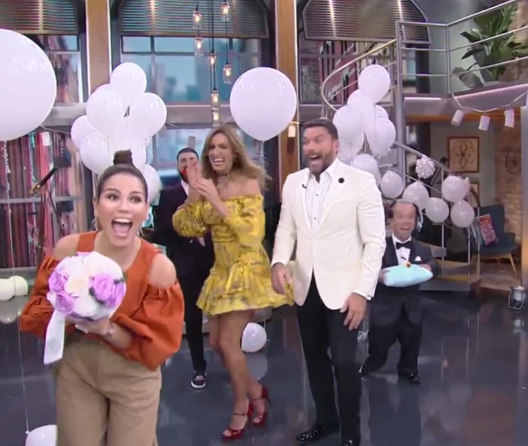 En menos de dos semanas, se ha ganado el ramo dos veces. La primera vez fue el 27 de septiembre cuando Lili Estefan le dio el 'sí' a Julián Gil en El Gordo y La Flaca.