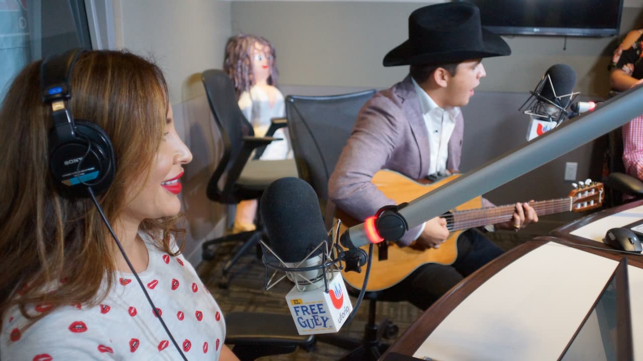 Christian Nodal se metió al Free-guey show y presentó su nuevo disco 'Me Dejé Llevar'.