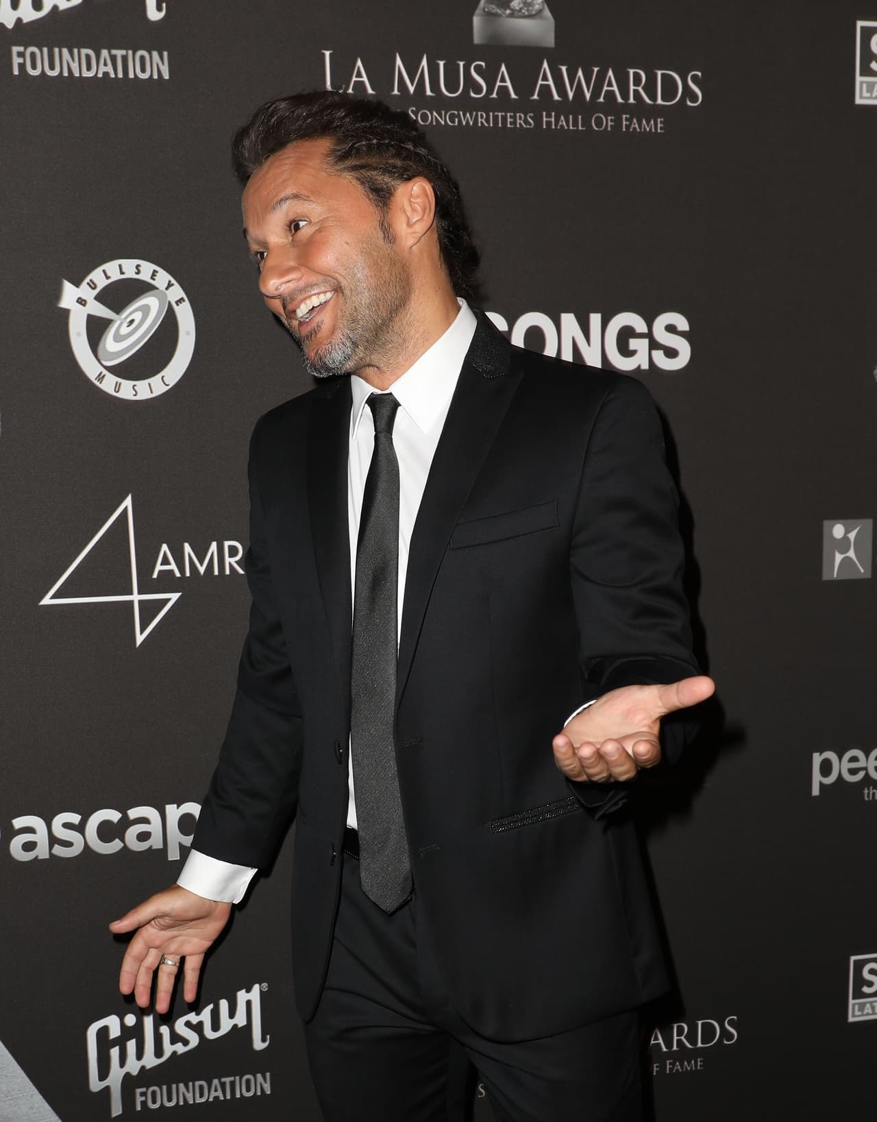 El argentino cantó en un tributo junto a Draco Rosa en honor al fallecido Gustavo Cerati.