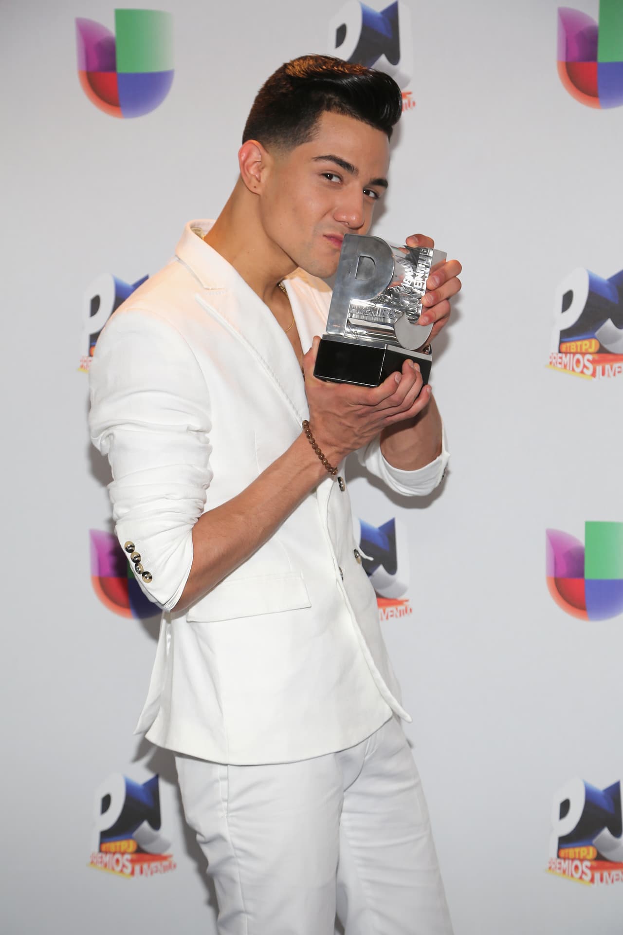 El cantante de regional mexicano explicó, en entrevista con El Debate de Sinaloa, que la idea de componer el tema surgió luego de que varias fans se le acercaban para contarle sus historias de sobrepeso y la falta de seguridad que eso les ocasionaba.