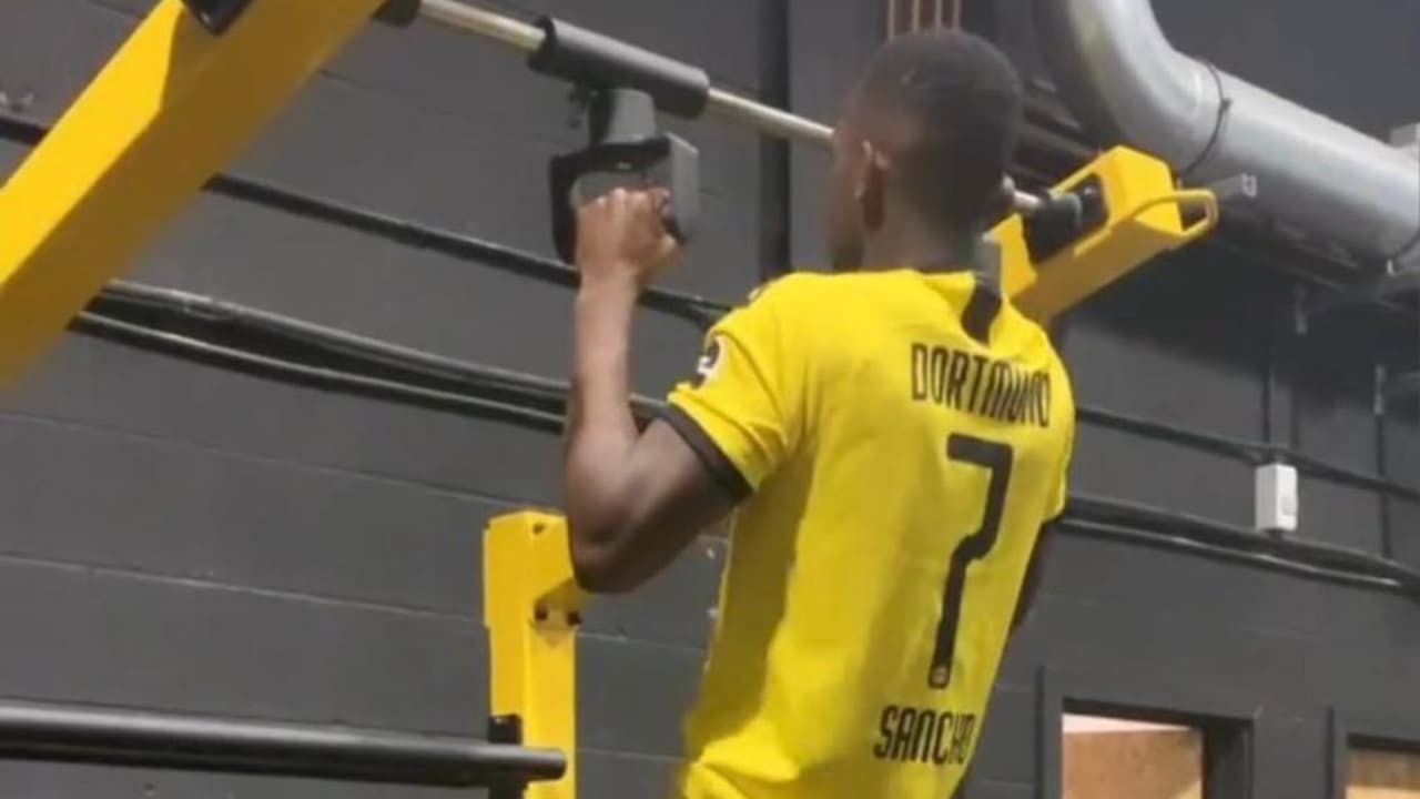 Rabbi Matondo causa polémica por lucir jersey del Dortmund