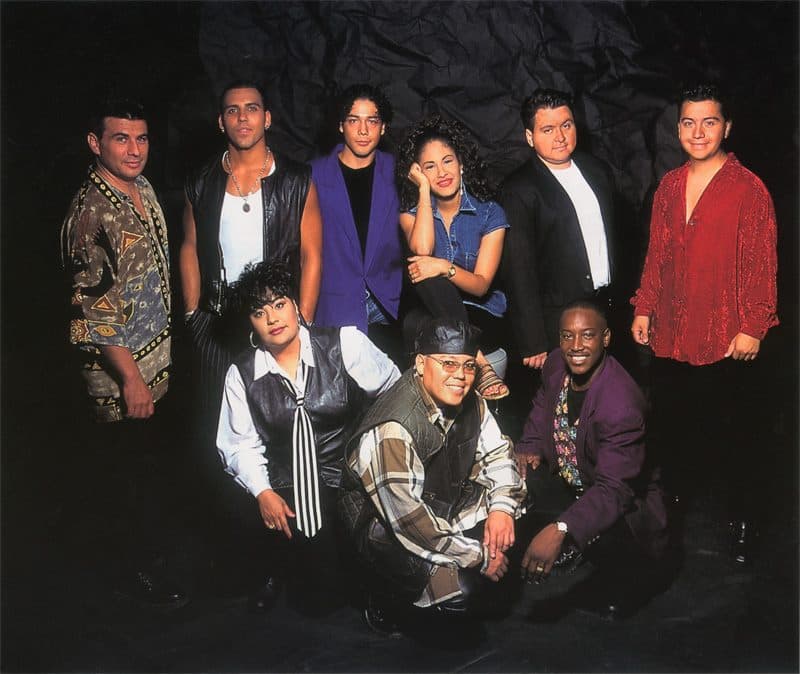 A.B. formó parte de del grupo ‘Los dinos’ y cantó a lado de Selena. Tras la muerte de su hermana, Abraham formó la agrupación Kumbia Kings, con los que terminó en pleitos legales.