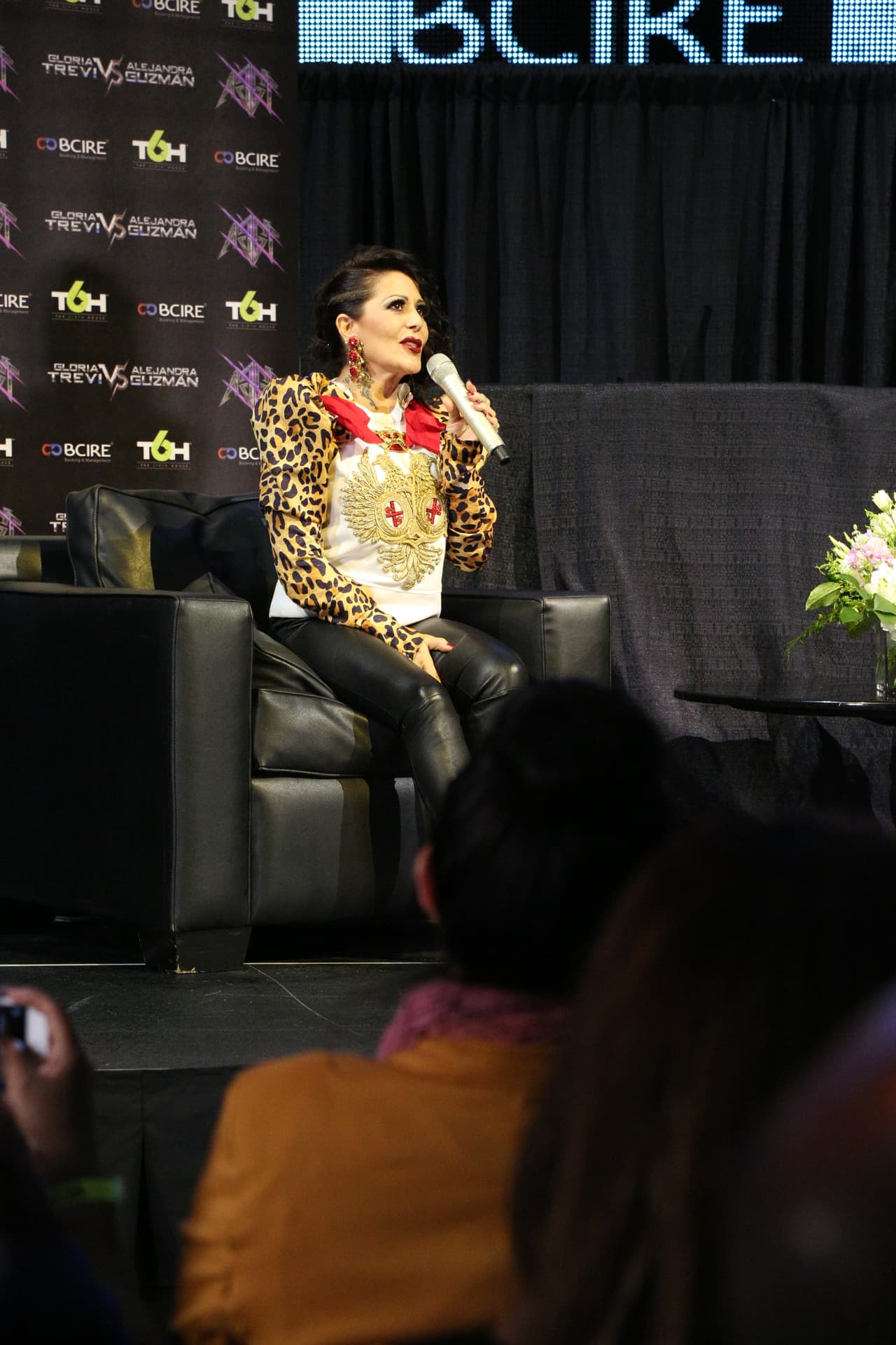 Alejandra Guzmán y Gloria Trevi respondieron a las preguntas de los medios que se dieron cita en la ciudad angelina para platicar acerca de su gira 'Versus'.