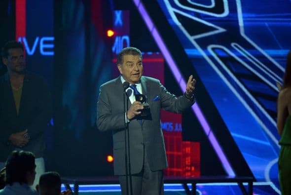 Los aplausos no cesaron. Todo mundo se puso de pie para honrar a tan distinguida figura.