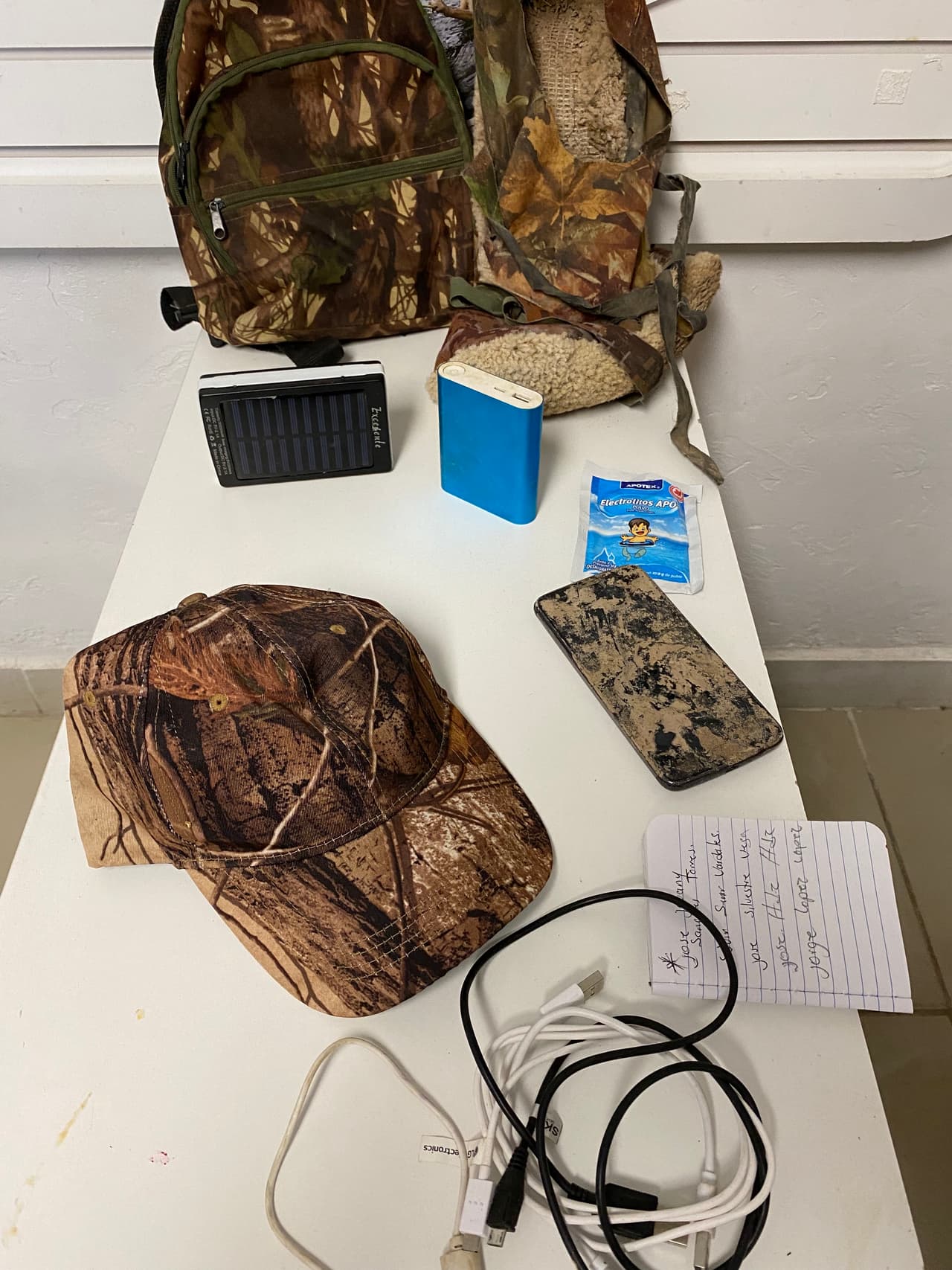 Baterias, audifonos, celulares y otras pertenencias encuentran las organizaciones que buscan inmigrantes desaparecidos en el desierto de Arizona.