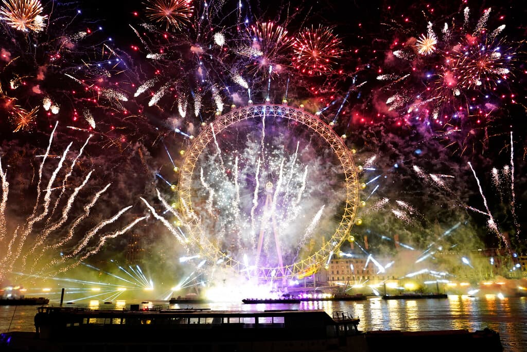 Los fuegos artificiales iluminan el cielo sobre el London Eye en el centro de Londres para celebrar el Año Nuevo el domingo 1 de enero de 2023