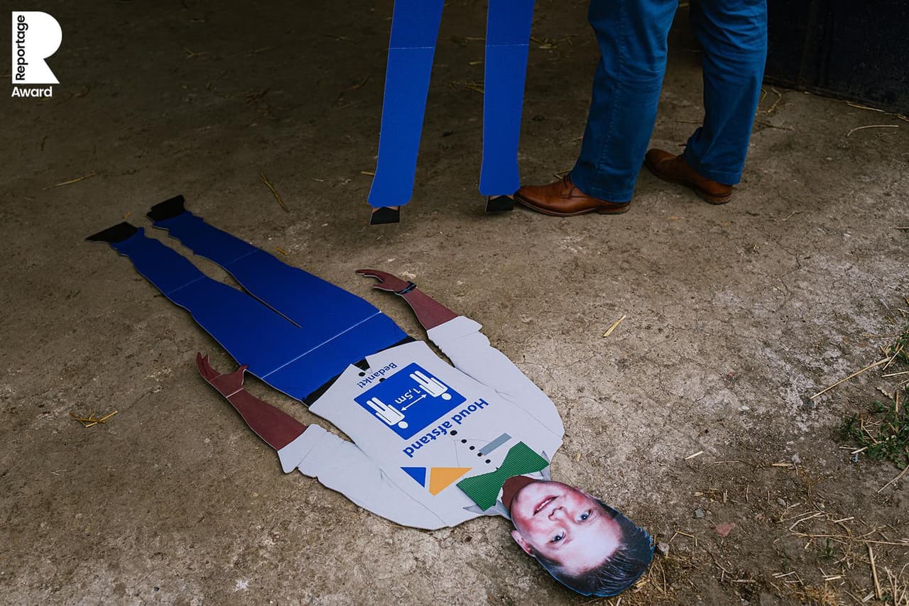 Una
<a href="https://www.fearlessphotographers.com/photographer/4207/carlos-porfirio"><u>recomendación</u></a> de distancia que cayó al suelo.
<br>