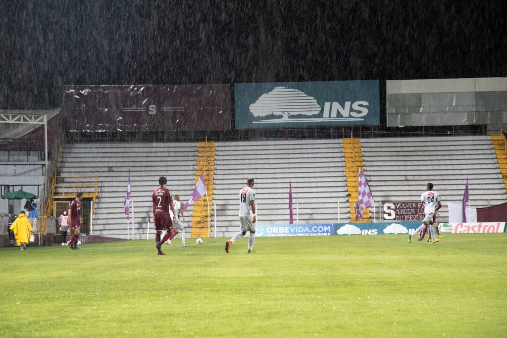 En una feria de goles, Saprissa logra vencer 4-3 a Comunicaciones y toman una ligera ventaja en las semifinales de la Concacaf League.