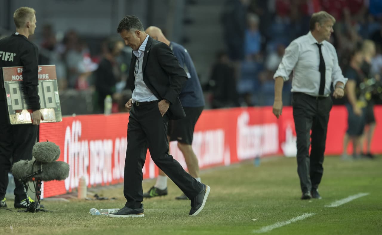Con este semblante acabó el juego Juan Carlos Osorio, que se va meditabundo tras la derrota por 2-0 ante Dinamarca, un juego que le deba dar mucho material para analizar previo al debut mundialista.