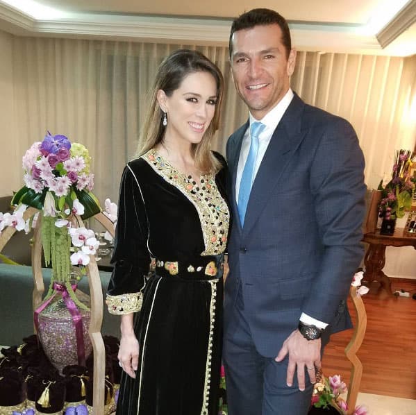 <b><a href="http://www.univision.com/temas/jacqueline-bracamontes">Jacqueline Bracamontes</a></b> está felizmente casada con 
<b><a href="http://www.univision.com/entretenimiento/martin-fuentes-respeta-el-pasado-de-su-esposa-jacky-brancamontes-video">Martín Fuentes</a></b>, quien es 
<b>hijo de un importante y adinerado abogado de México</b>, Enrique Fuentes, quien falleció en junio del 2013.