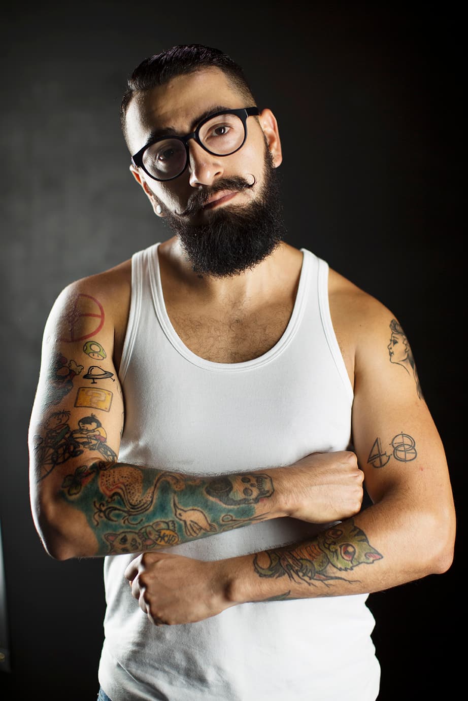 <b><a href="https://www.instagram.com/rasec8419/">César Vargas</a></b>,
<b>estilista</b>. “Cuando estaba en Nueva York me hice mi primer tatuaje. Duré todo un año solo con ese, luego me lo volvieron a trazar en negro, pues era azul. La experiencia con ese tatuador fue muy extraña porque no estaba muy seguro de hacérmelo. Además fue en el cuello, que es muy sensible. En ese entonces yo no sabía que ahí dolía más. No sé cuántos tatuajes tengo en mi cuerpo, creo que entre 30 y 35. Es muy difícil contarlos".