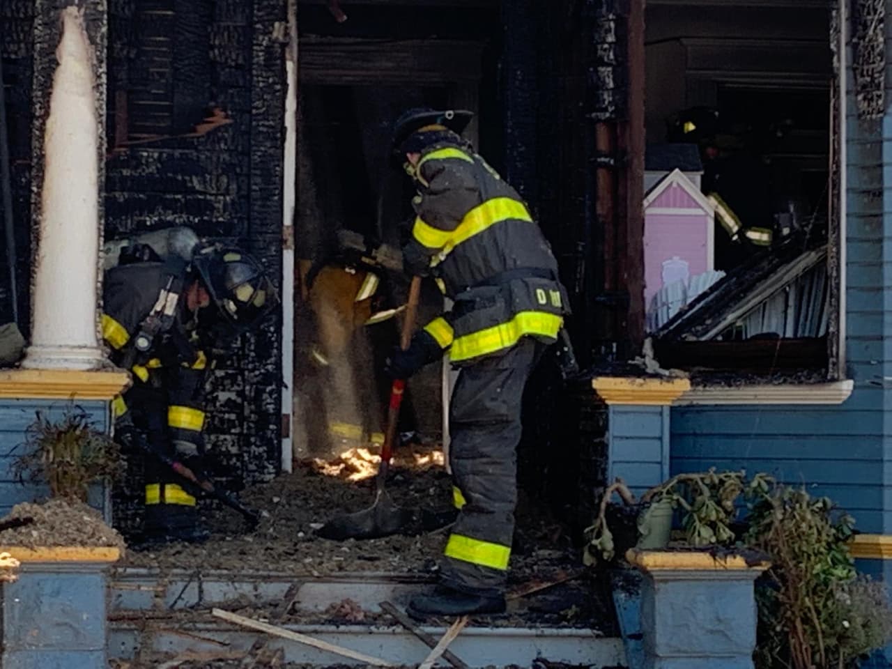 Las autoridades informaron que ocho personas en total resultaron desplazadas a raíz de la emergencia. Mitch Matlow, capitán de bomberos de San José, dijo que todos los residentes, incluido un perro Chihuhua, logaron salir a salvo y sin lesiones.