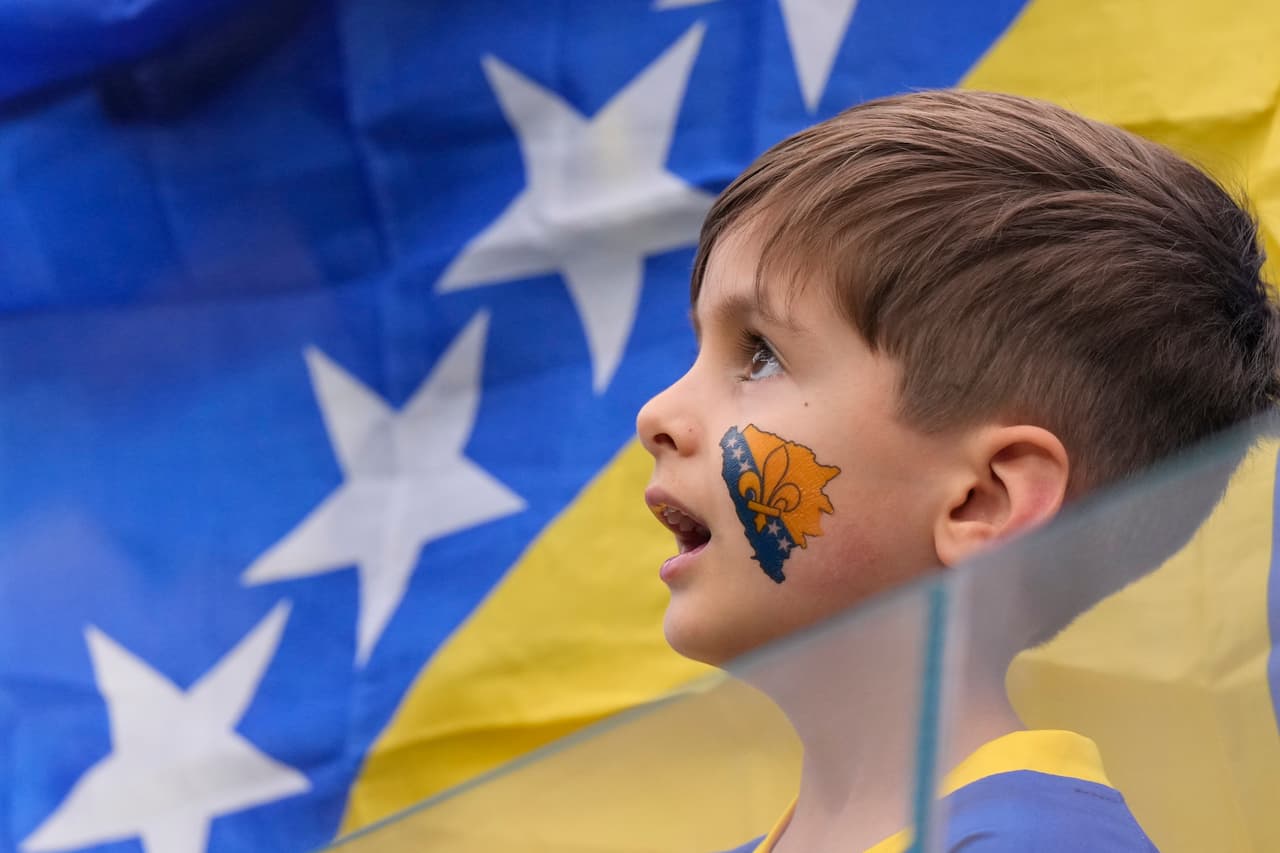 Un aficionado de Bosnia anima antes de un partido del Grupo B de la Copa Mundial contra Suiza en Inglewood, California, cerca de Los Ángeles, el jueves 18 de junio de 2026.