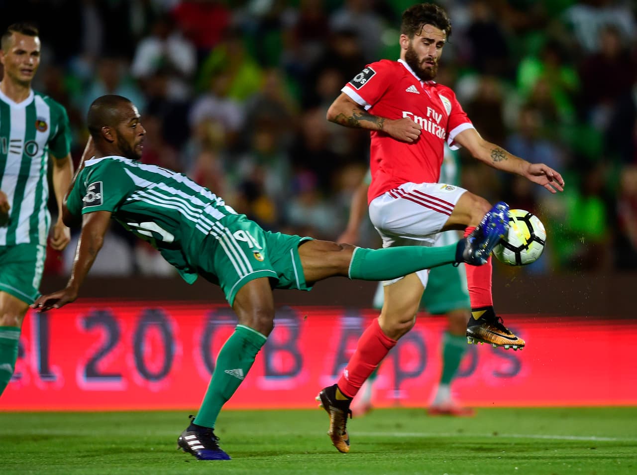Benfica se repone de autogol y empata con Rio Ave; Jiménez jugó 12 minutos