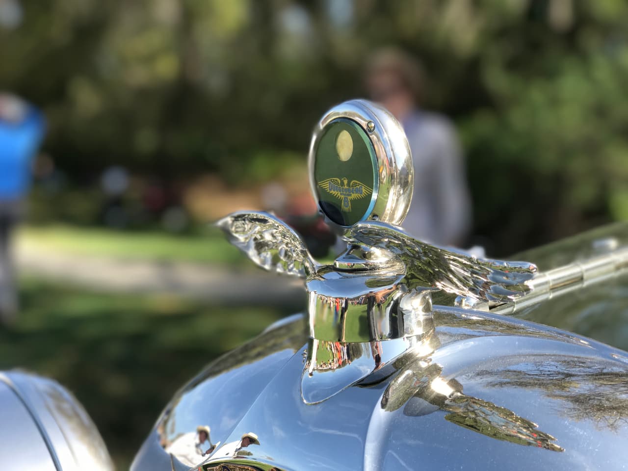 En los años 20, el fabricante estadounidense de autos de súper lujo Duesenberg también utilizó el ornamento que servía como medidor de la temperatura del agua del radiador, montada sobre una hermosa base alada como podemos apreciar en este
<b>Duesenberg “A” Roadster de 1923</b>.
<br>