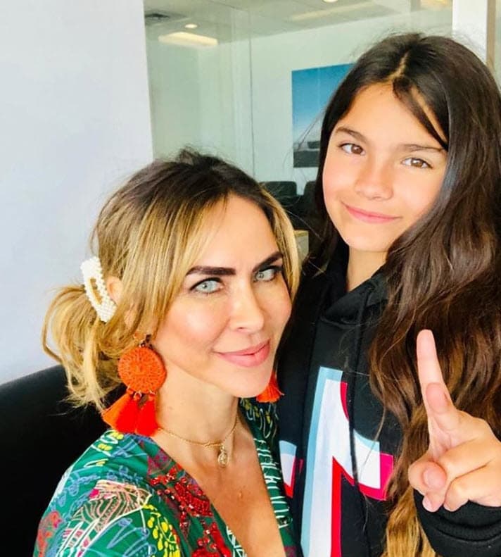 Violeta ha crecido al lado de su madre y eso es algo que el propio Valenzuela valora. "Nos hablamos para cosas específicas de Violeta. Lo más importante hoy en día para los dos es cuidar de nuestra hija y la verdad es que
<b>Aylín es una muy buena madre</b>", contó a
<b><a href="https://peopleenespanol.com/article/gabriel-valenzuela-habla-de-su-exesposa-aylin-mujica-es-una-muy-buena-madre/" target="_blank">People en Español </a></b>en marzo de 2016.
<br>