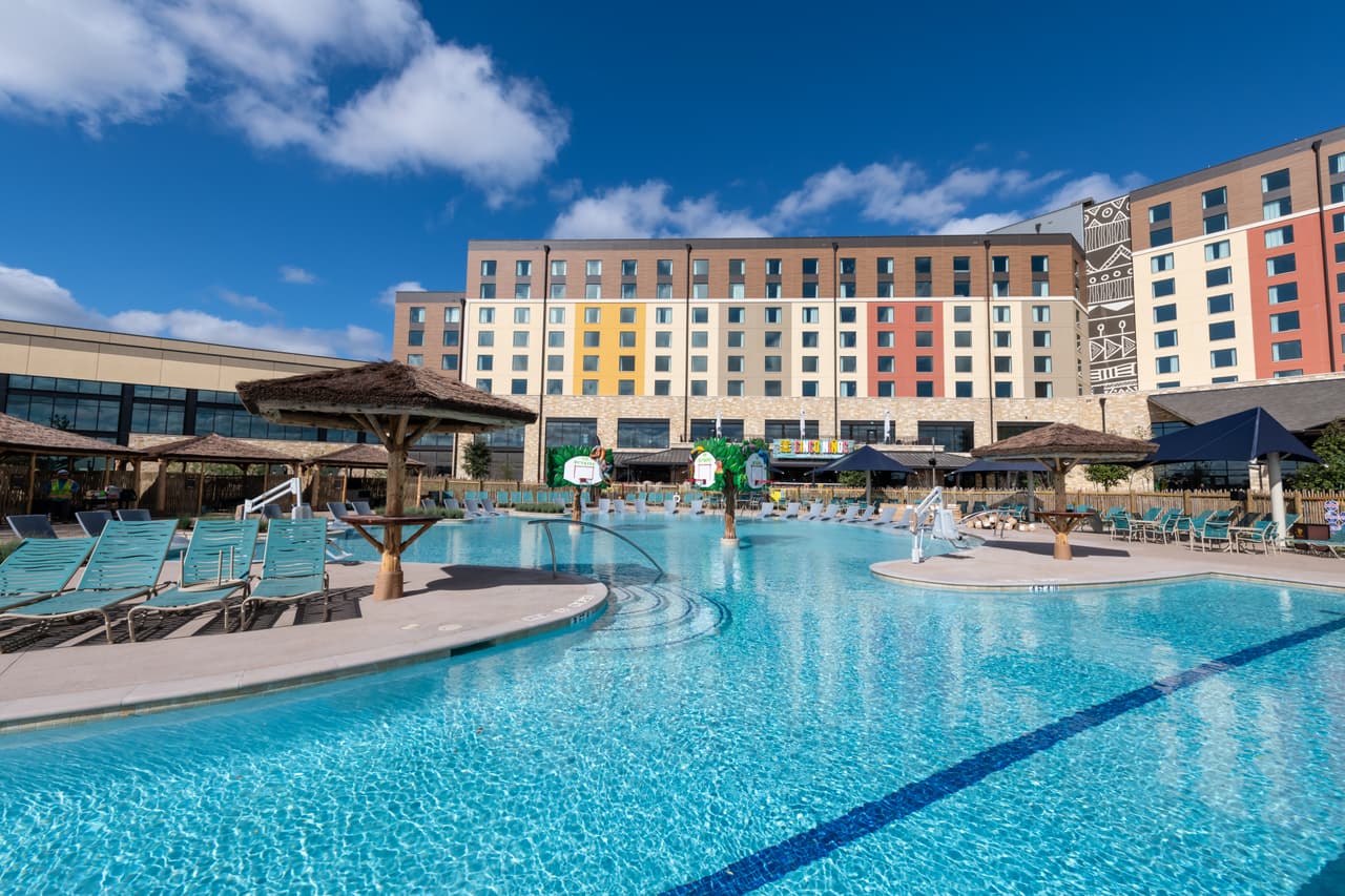 El parque acuático cubierto tiene 223,000 pies cuadrados con 30 toboganes y 20 piscinas e hidromasajes.