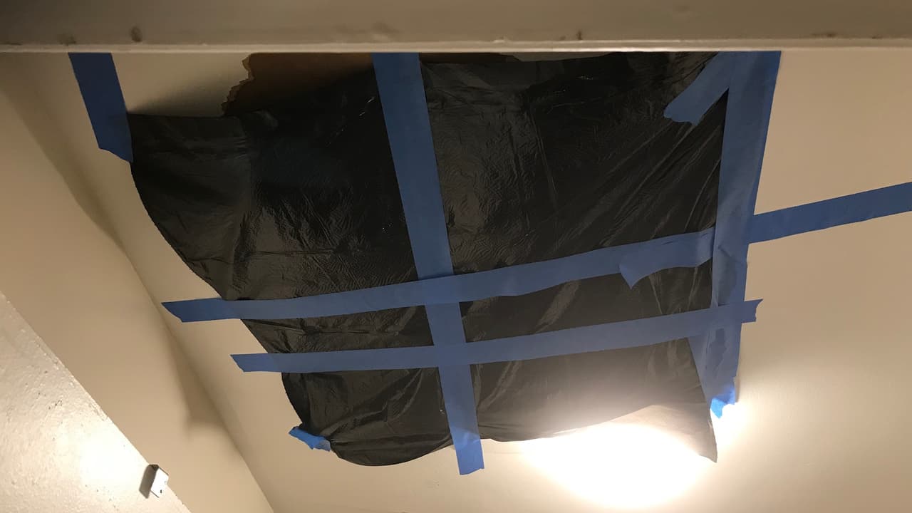 Martínez dice que lleva 4 años viviendo ahí, que dentro del primer año ya había sucedido lo mismo, colapso parcial de techo.