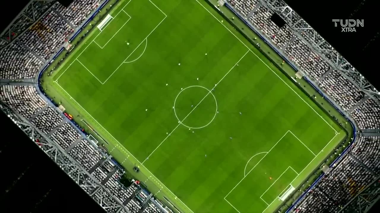 Arranca el partido y la pelota está en juego.